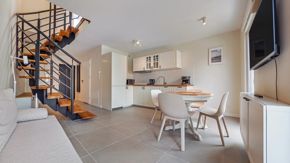TV and multimedia, Kitchen or kitchenette, Living room, Seating area, Dining area