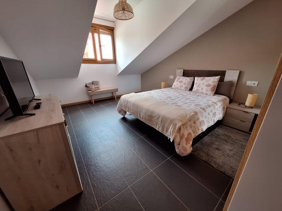 Photo of the whole room, Bedroom
