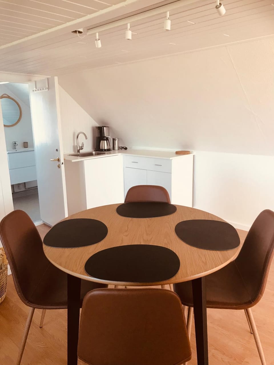 Kitchen or kitchenette, Dining area