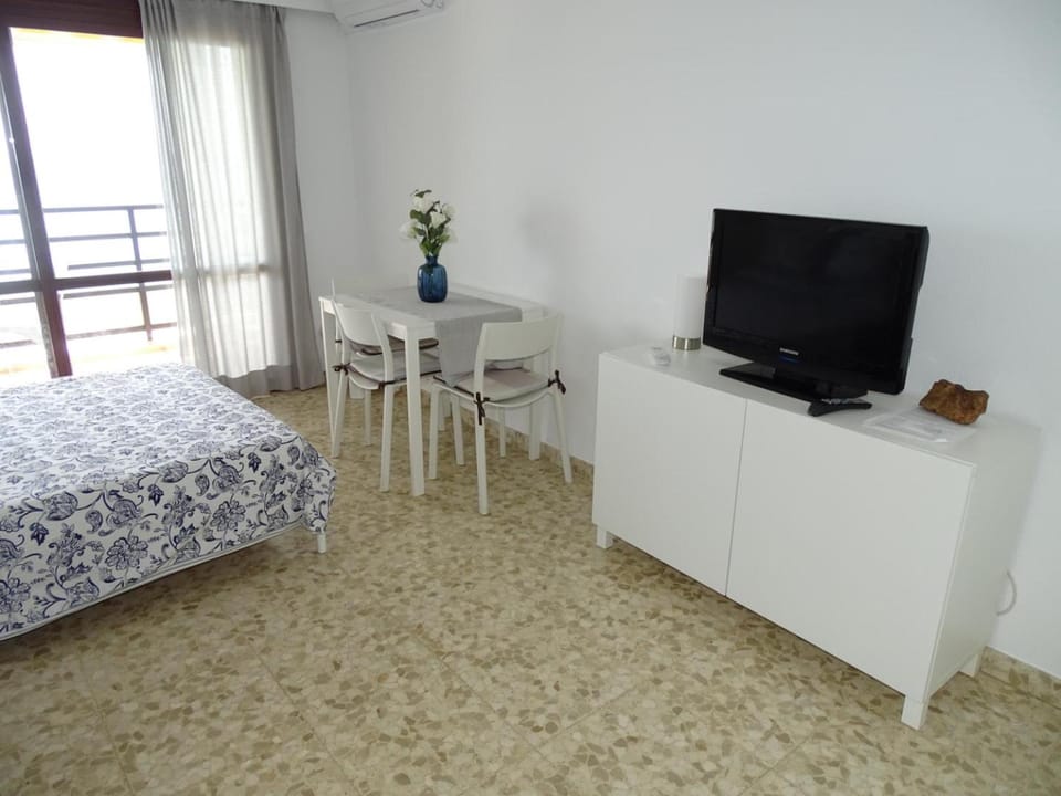 Bed, TV and multimedia, Photo of the whole room, Dining area, Bedroom