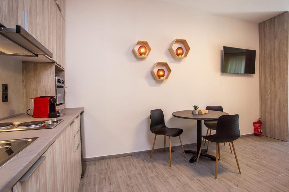 Kitchen or kitchenette, Dining area