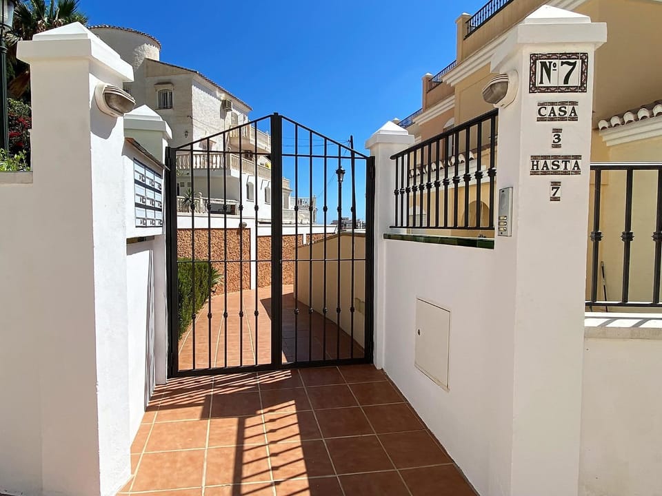 Property building, Facade/entrance, Off site