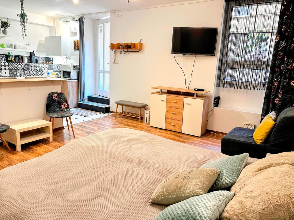 TV and multimedia, Living room, Photo of the whole room, Bedroom