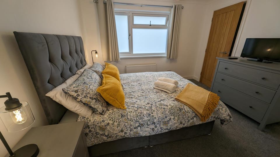 Bed, TV and multimedia, Living room, Photo of the whole room, Seating area, Bedroom