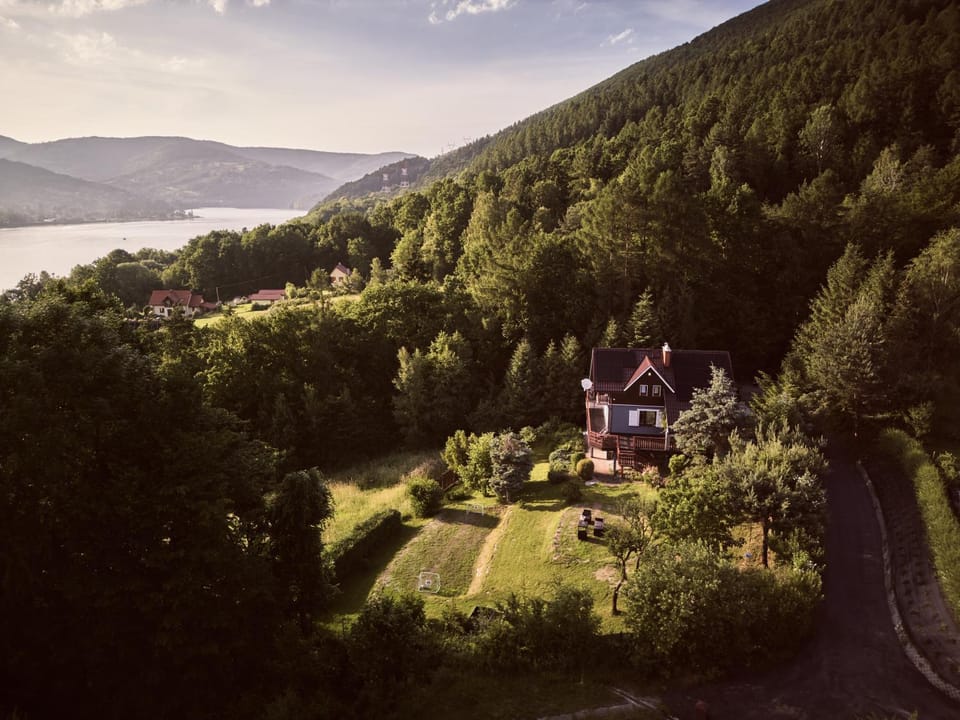 Property building, Neighbourhood, Natural landscape, Bird's eye view, Lake view, Mountain view, River view