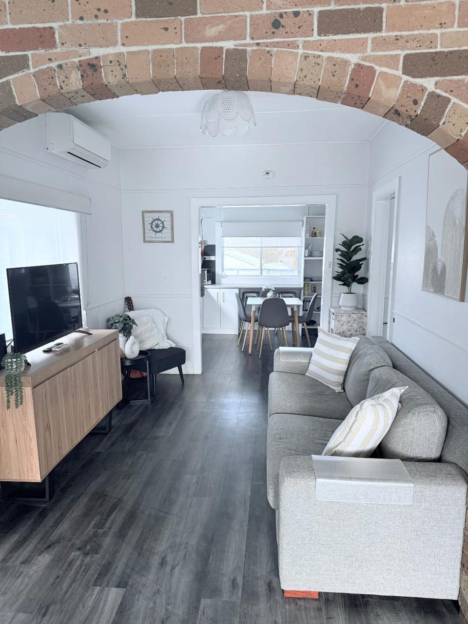 TV and multimedia, Living room, Evening entertainment