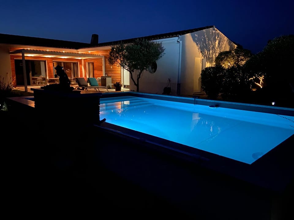 Property building, Bedroom, Swimming pool, Swimming pool