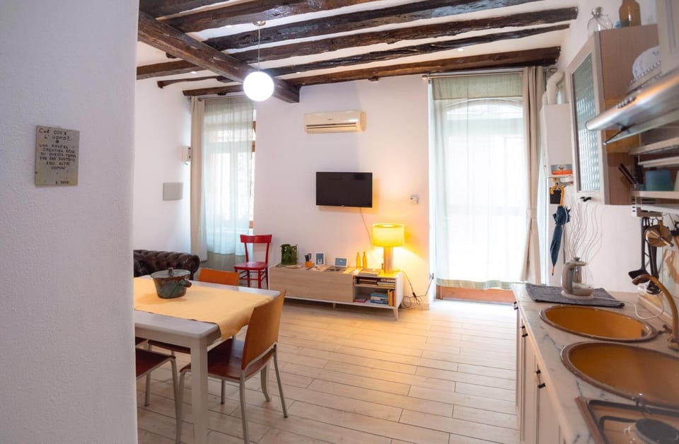 TV and multimedia, Kitchen or kitchenette, Living room, Dining area, air conditioner