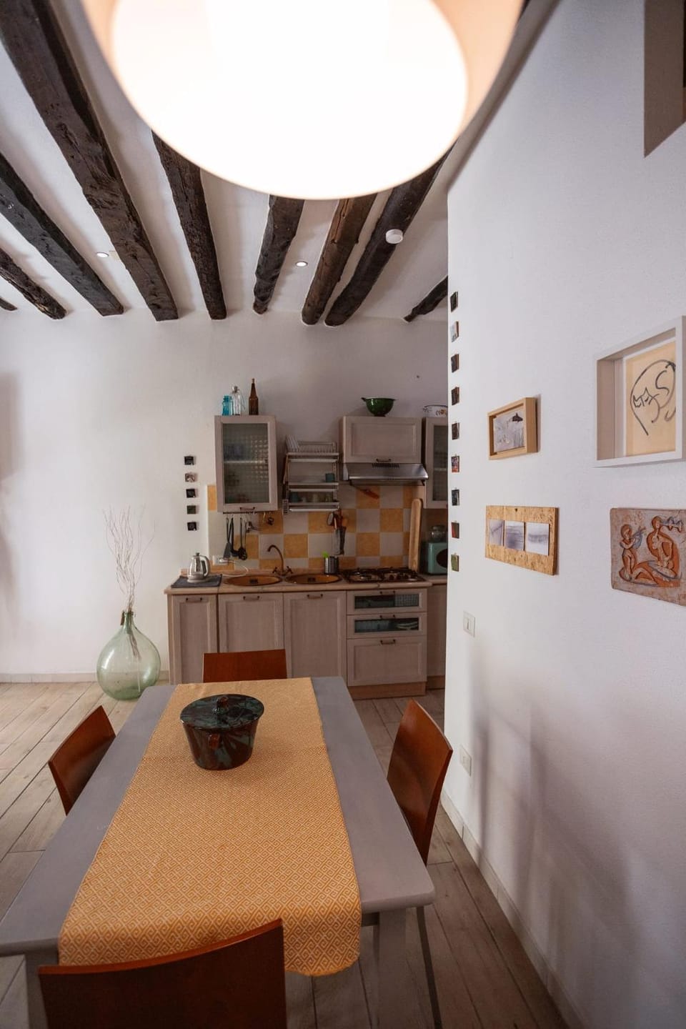 Kitchen or kitchenette, Dining area