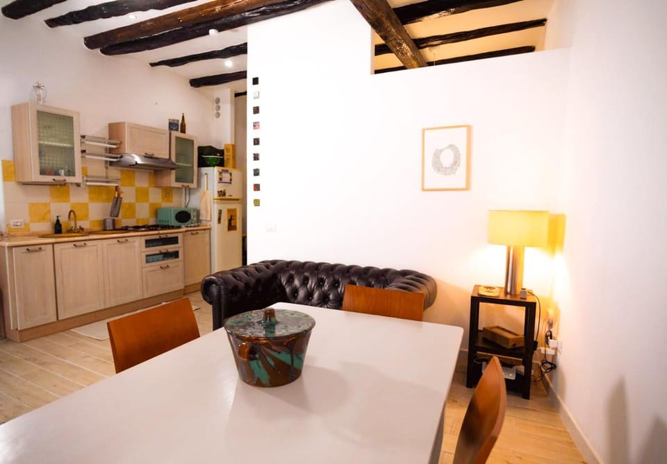 Kitchen or kitchenette, Living room, Seating area, Dining area, stove