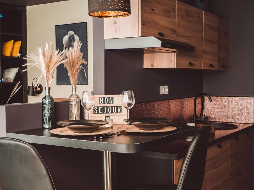Kitchen or kitchenette, Dining area
