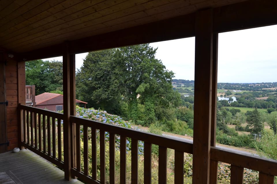 Beautiful lake view 3 bedroom chalet. Chalet in Normandy