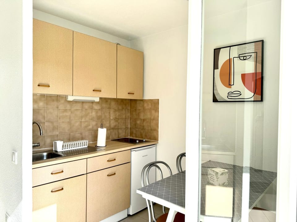 Kitchen or kitchenette, Dining area, stove