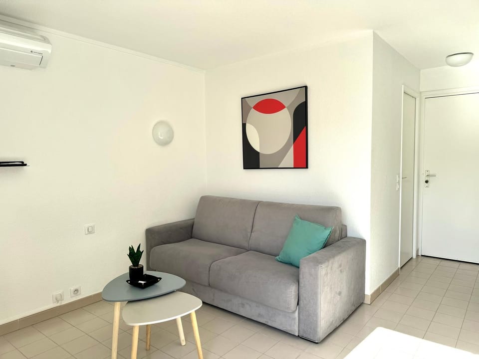 TV and multimedia, Living room, Decorative detail, Seating area, heating, internet, air conditioner