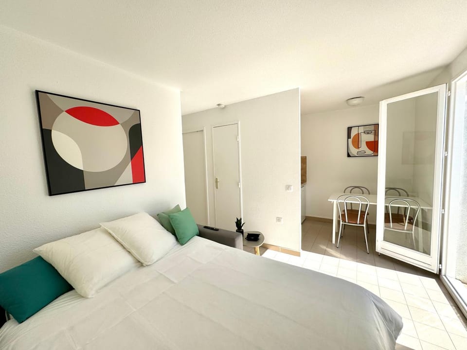 Bed, Living room, Decorative detail, Seating area, Dining area, internet