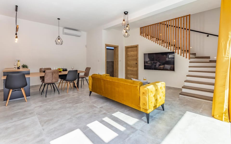 TV and multimedia, Living room, Seating area, Dining area, air conditioner