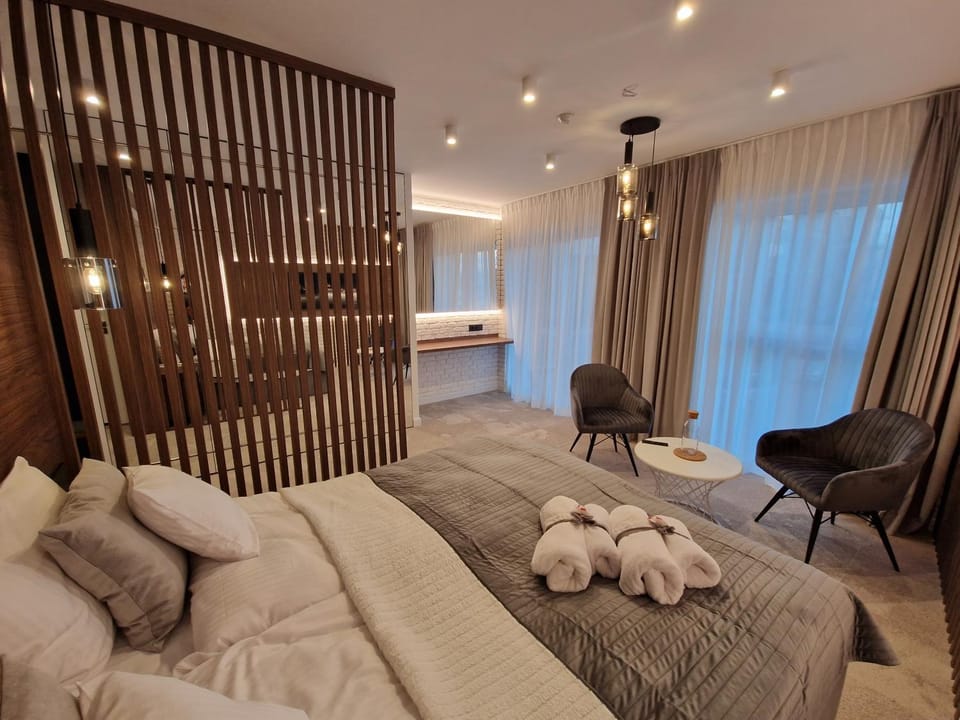 Bed, Living room, Photo of the whole room, Seating area, Bedroom, towels