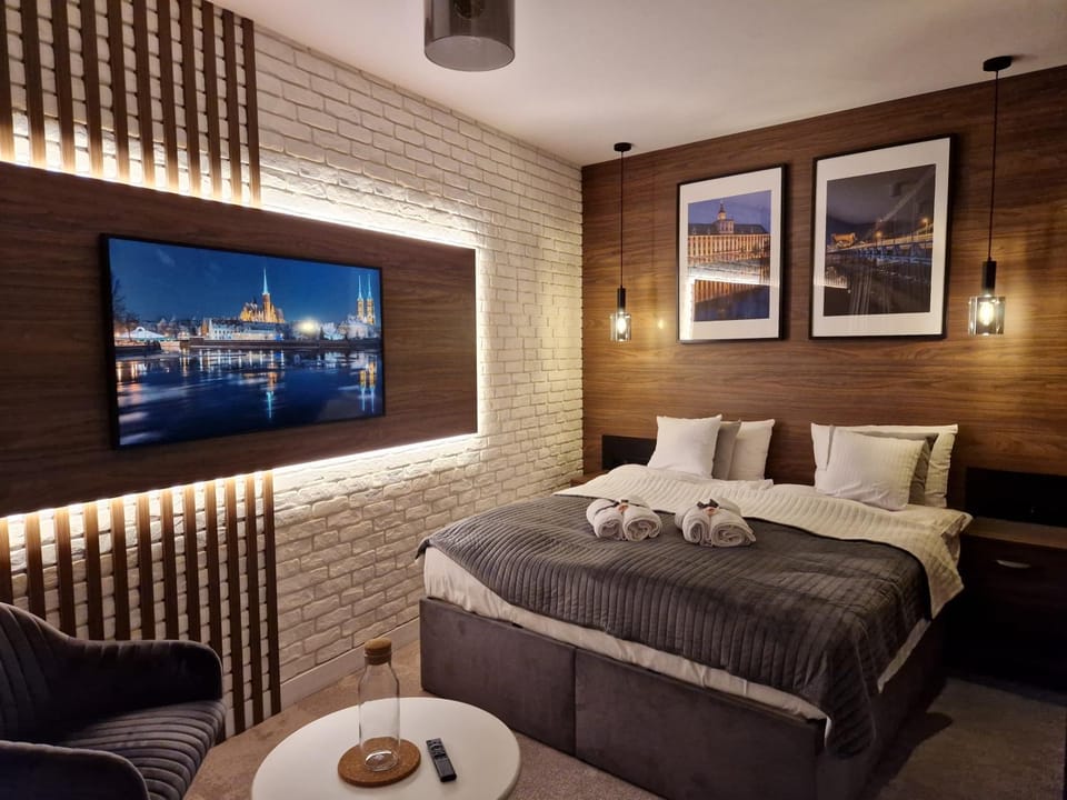 Bed, TV and multimedia, Bedroom, towels