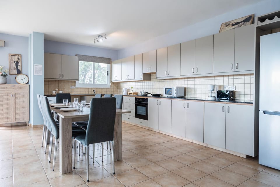 Coffee/tea facilities, Dining area, microwave, oven, stove, toaster, kitchen