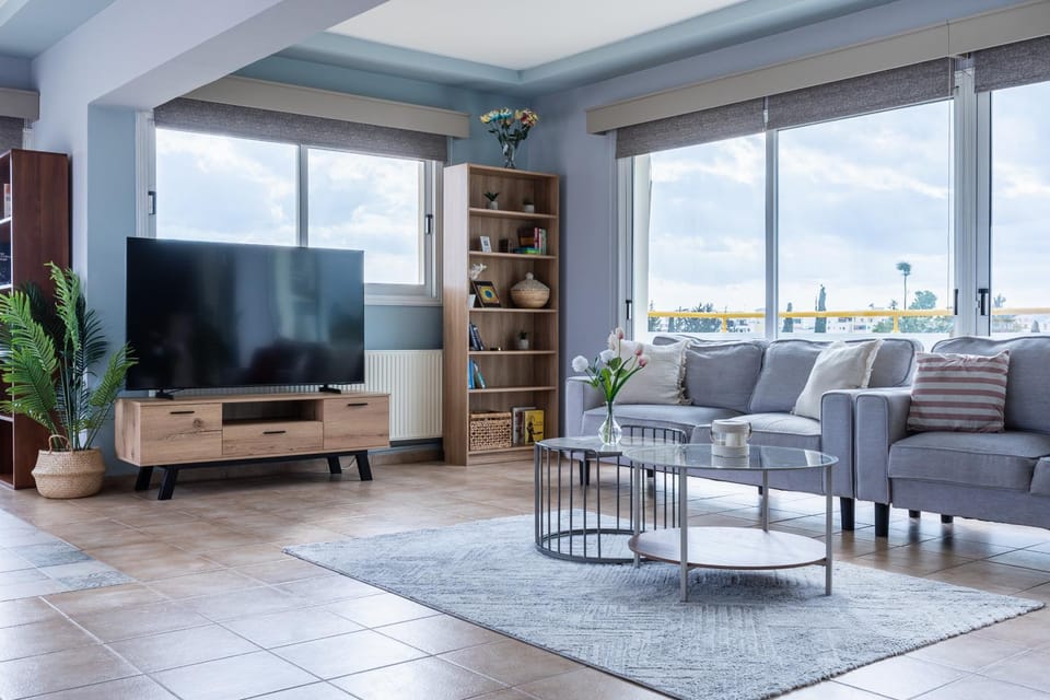 TV and multimedia, View (from property/room), Living room, Decorative detail, Seating area