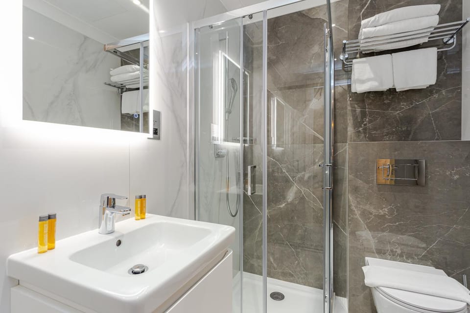 Shower, Toilet, Bathroom, towels