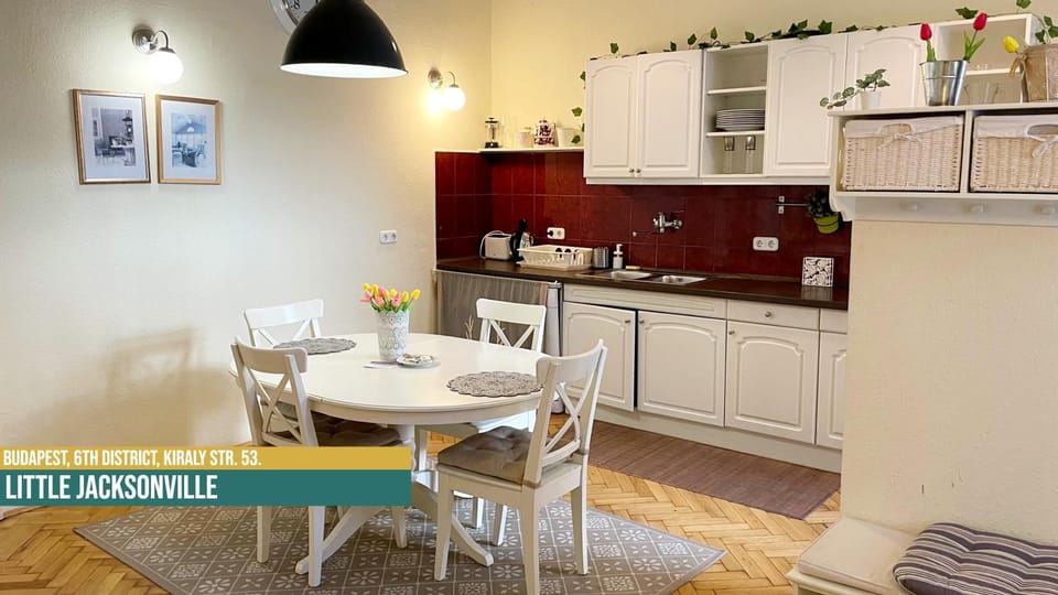 Kitchen or kitchenette, Dining area, minibar, pet friendly, stove
