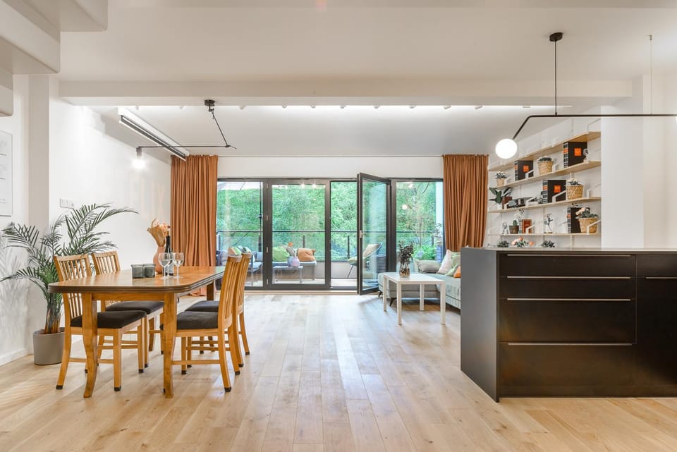 Kitchen or kitchenette, Living room, Seating area, Dining area