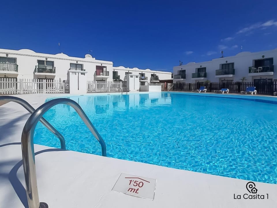 Property building, Day, Pool view, Swimming pool, sunbed