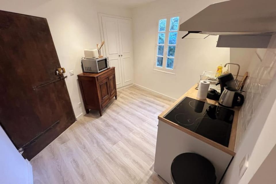 Coffee/tea facilities, Kitchen or kitchenette, Dining area
