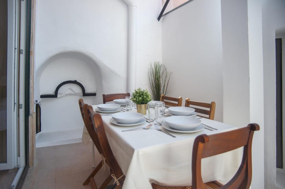 Balcony/Terrace, Food and drinks, Seating area, Dining area