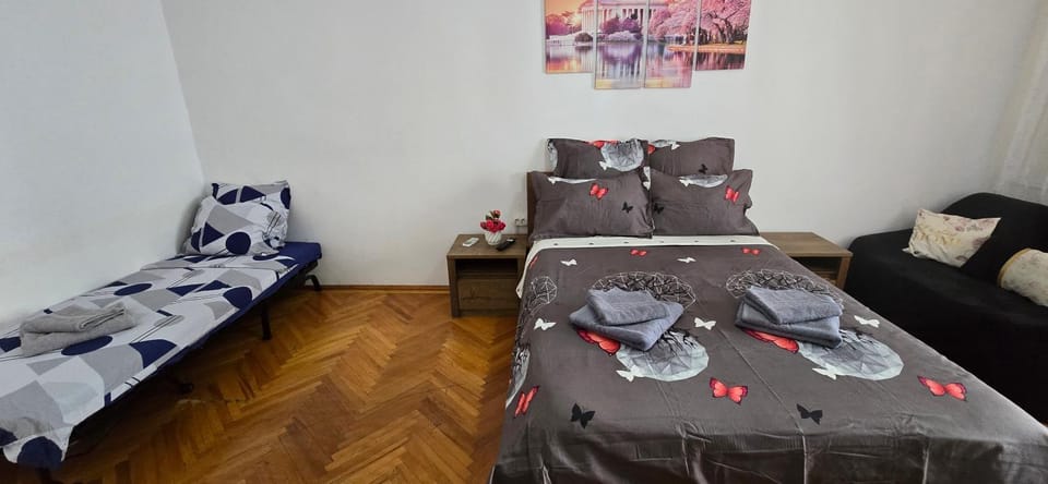 Bed, Photo of the whole room, Seating area, Bedroom, towels