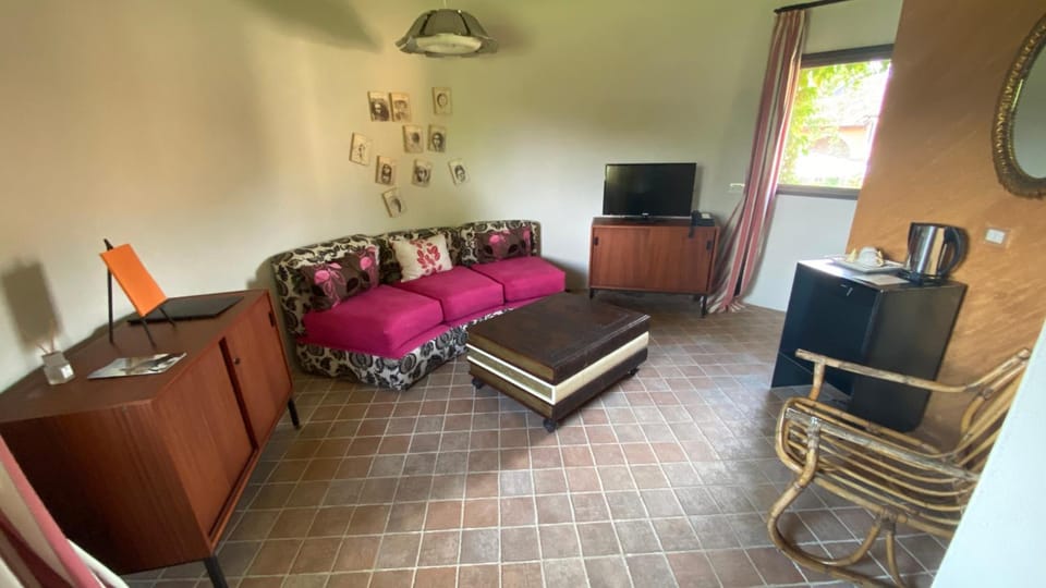 TV and multimedia, Living room, Lounge or bar, Seating area