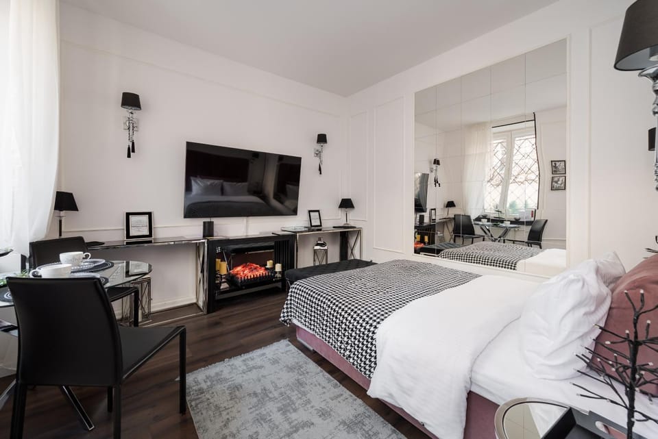 Bed, TV and multimedia, Living room, Photo of the whole room, Seating area, Bedroom