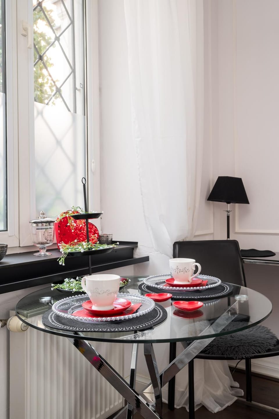 Living room, Food and drinks, Seating area, Dining area
