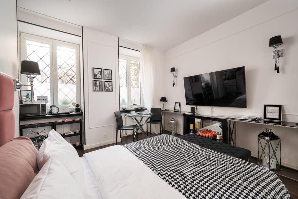 Communal lounge/ TV room, Bed, TV and multimedia, Living room, Photo of the whole room, Seating area, Dining area, Evening entertainment, Bedroom