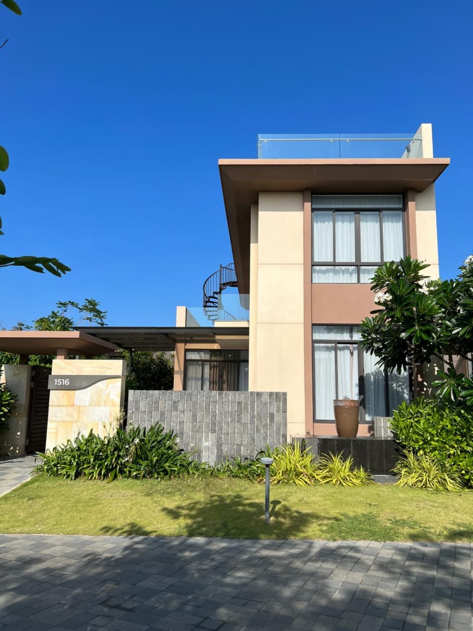 Facade/entrance