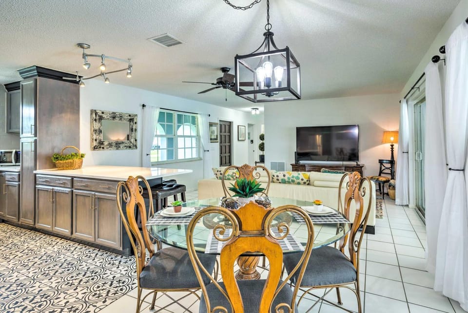 'Tropical Landing' Stuart Home w/ Pool + Grill! House in Stuart