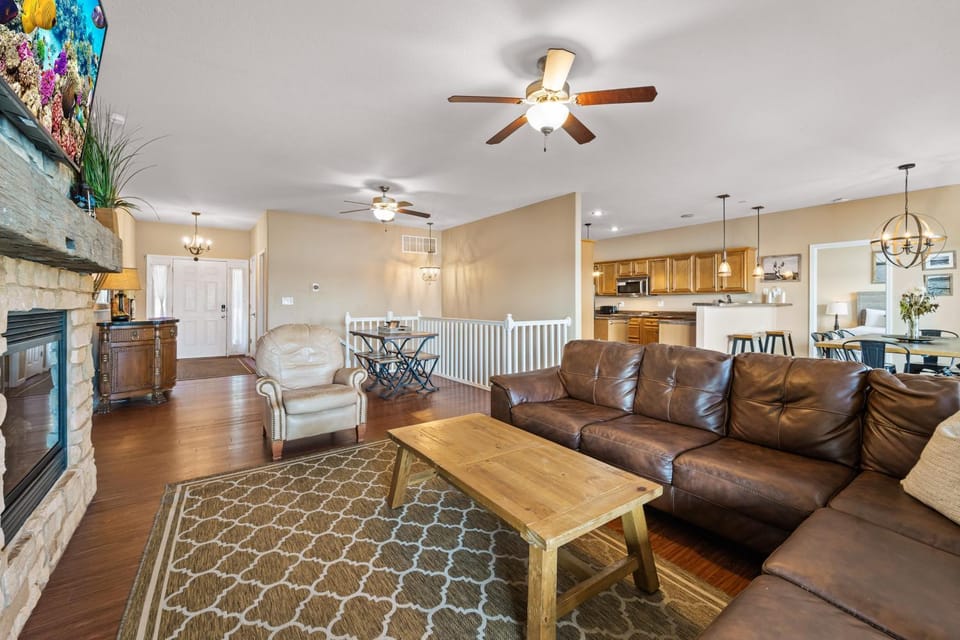 Lakefront Ozarks Home: Tiki Bar, Pool, Deck, Views House in Lake of the Ozarks