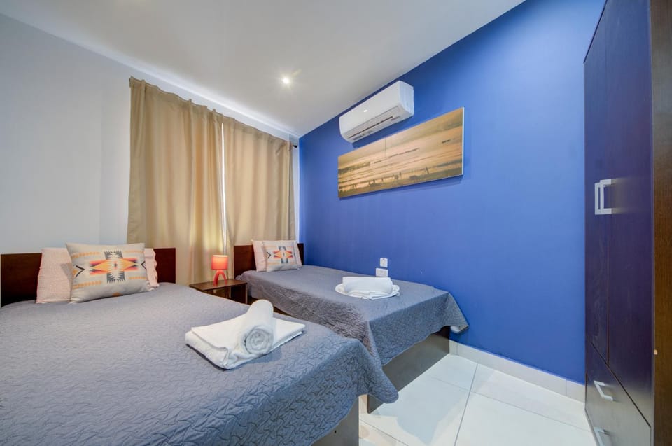 Bed, Photo of the whole room, towels, air conditioner