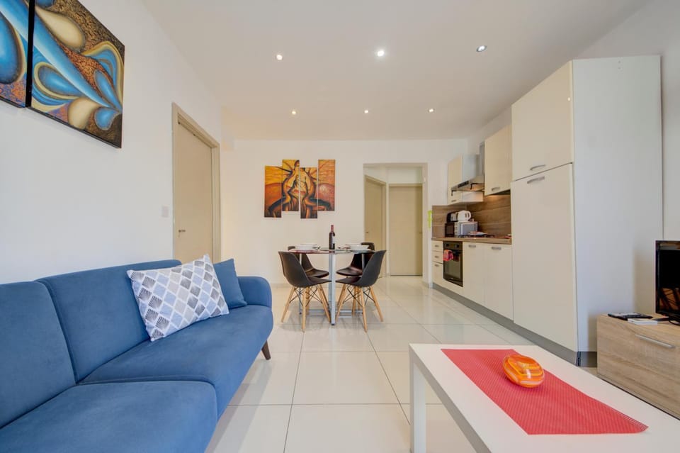 TV and multimedia, Kitchen or kitchenette, Living room, Seating area, Dining area