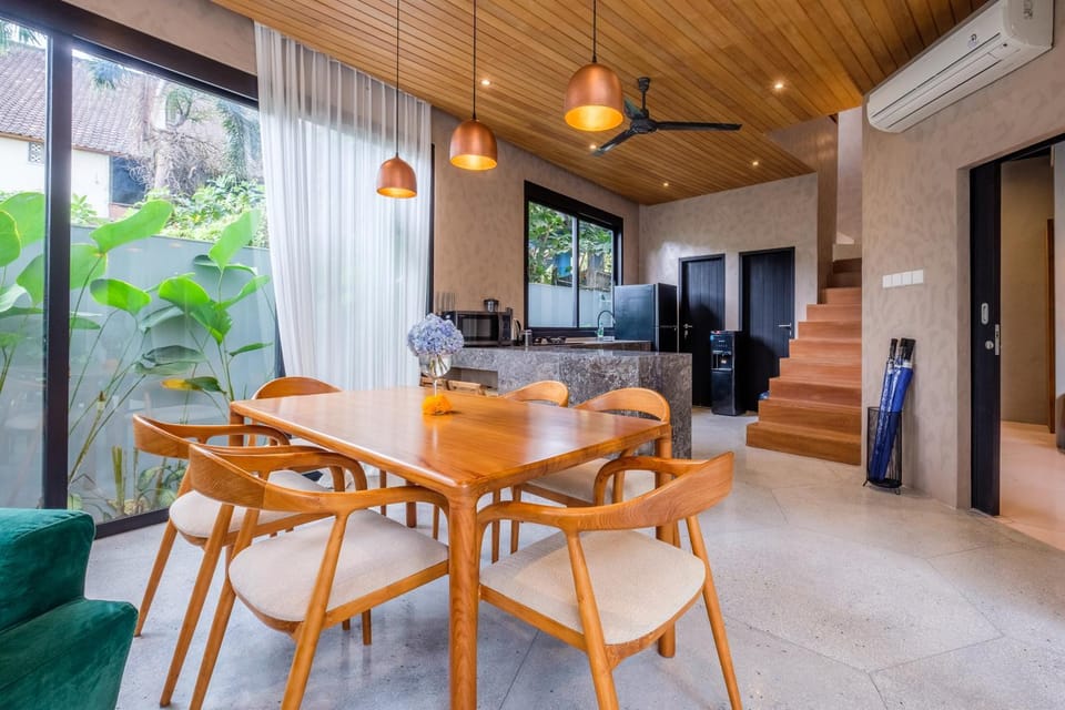 Kitchen or kitchenette, Living room, Seating area, Dining area, fireplace, air conditioner