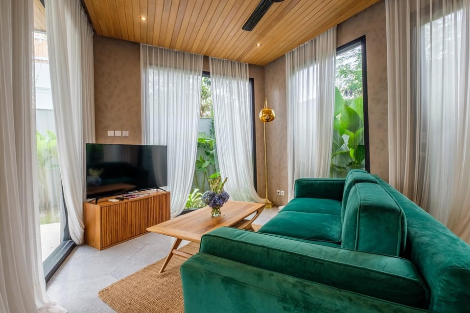 TV and multimedia, Living room, Seating area, Evening entertainment, Garden view