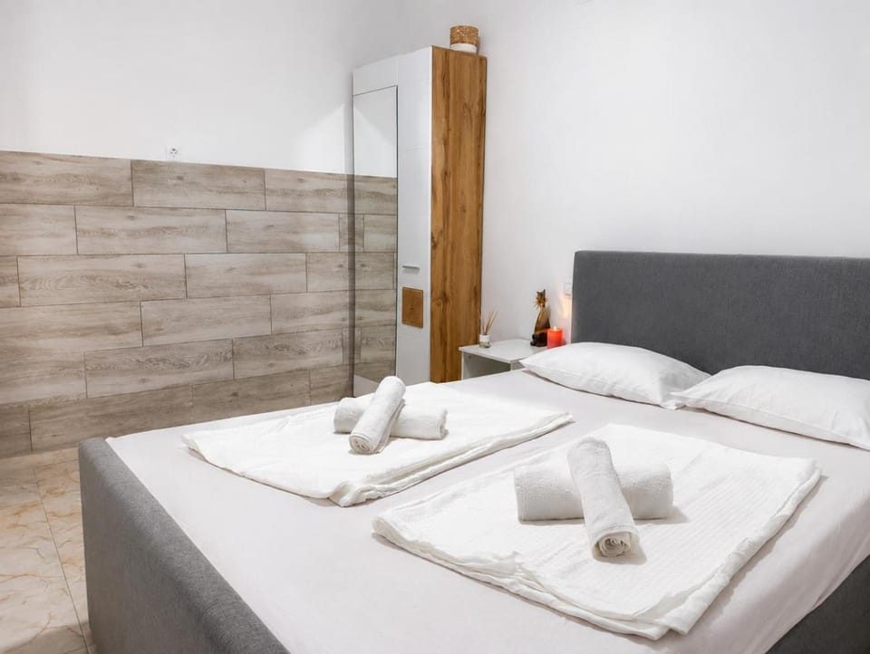 Bed, Bedroom, towels, wardrobe, air conditioner