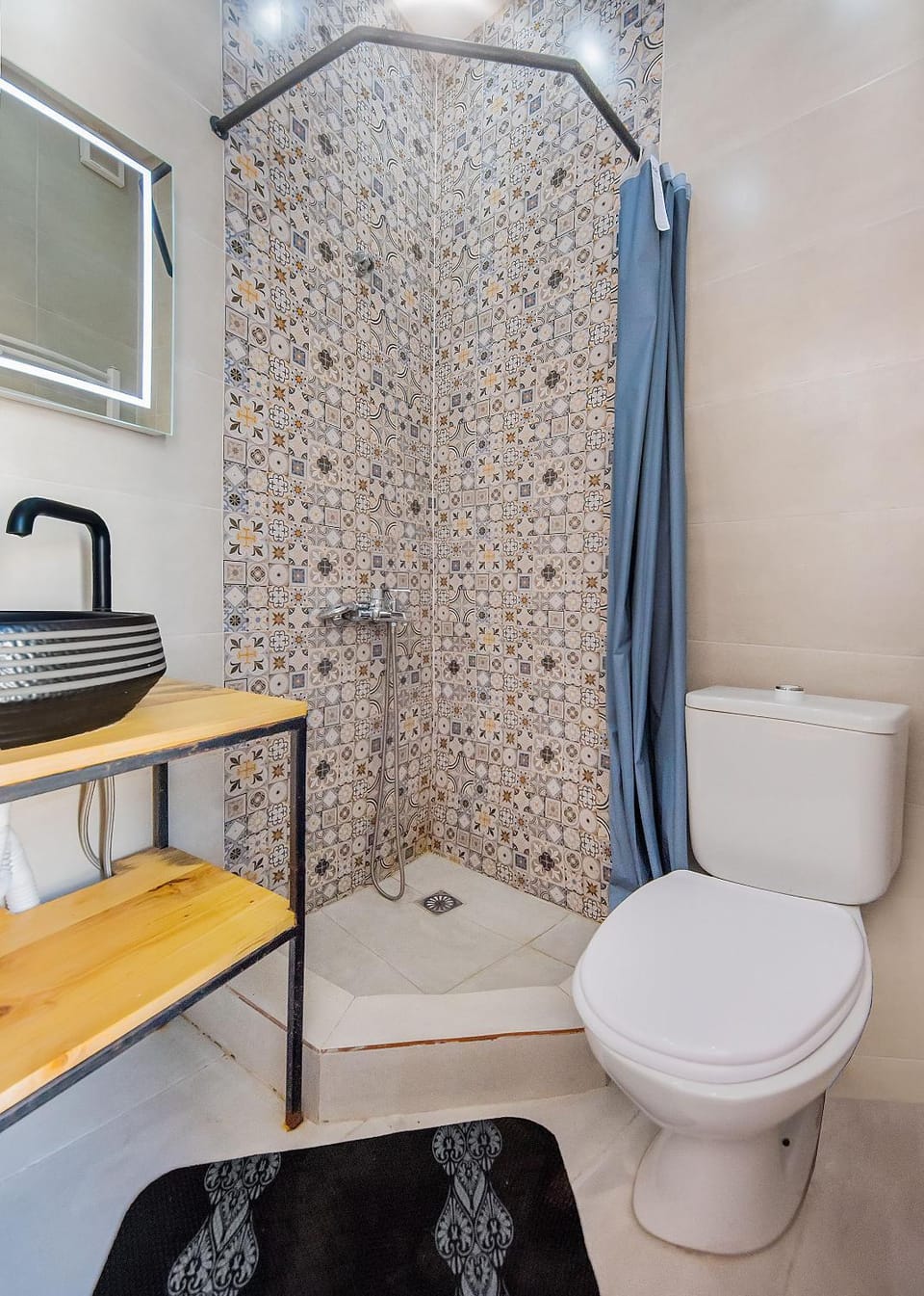 Shower, Toilet