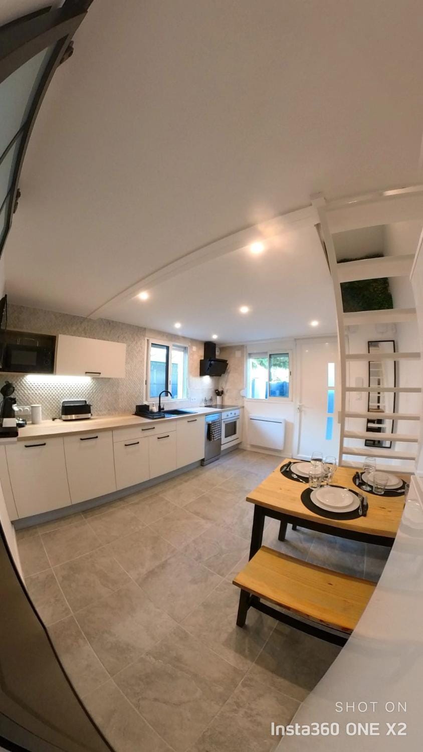 Kitchen or kitchenette, Dining area