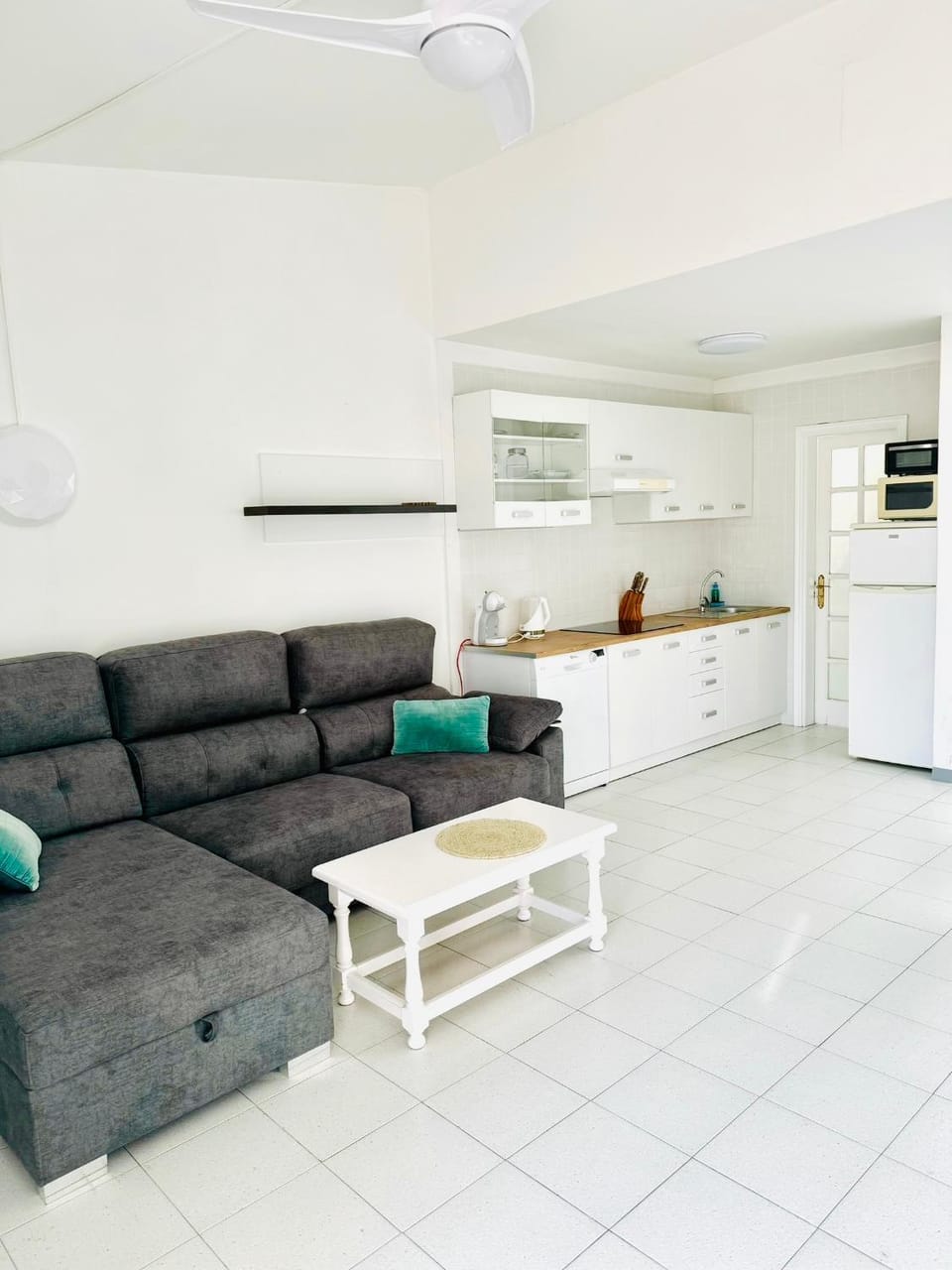 Kitchen or kitchenette, Living room, microwave, stove, kitchen
