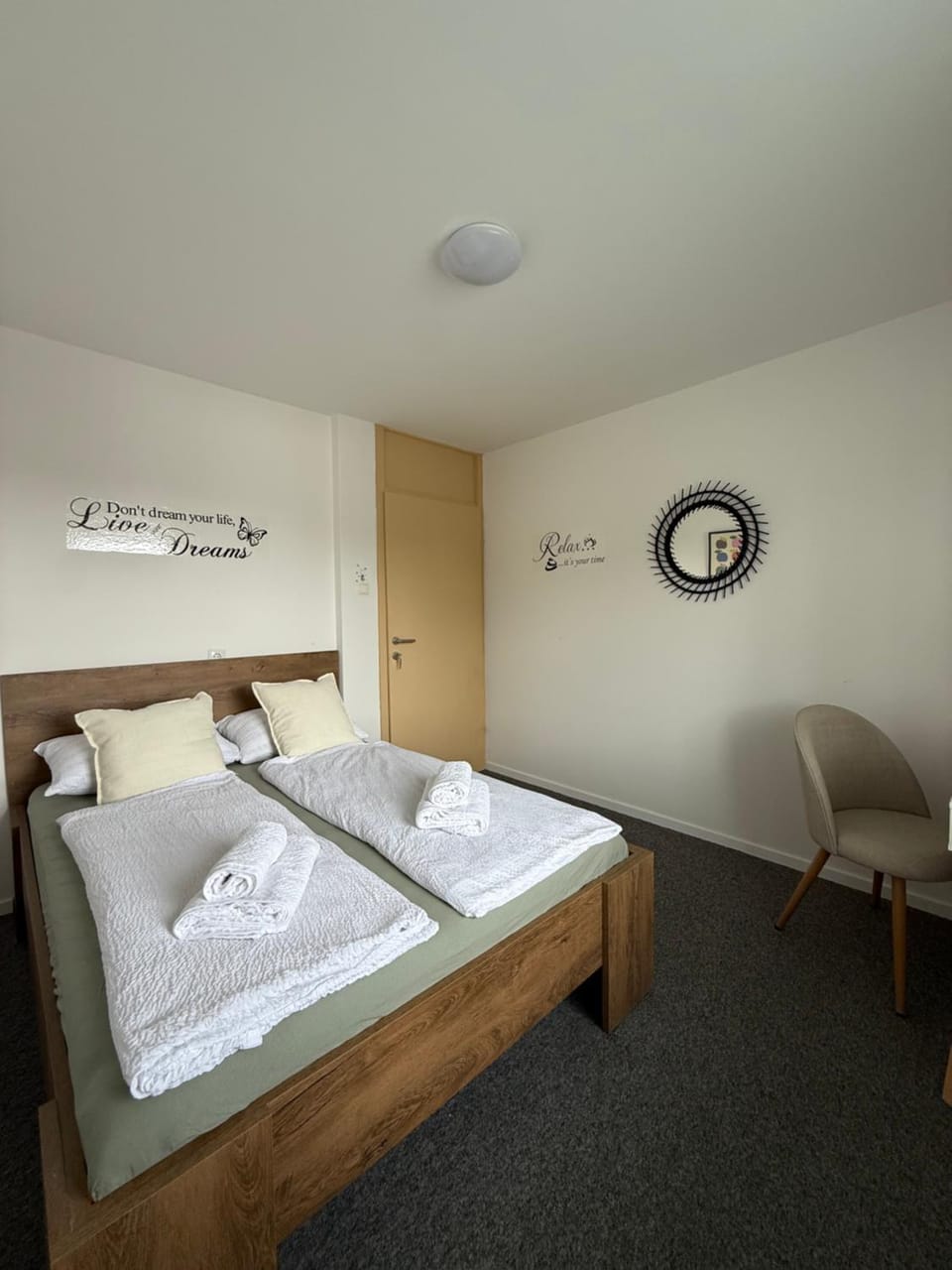 Bed, Bedroom, towels