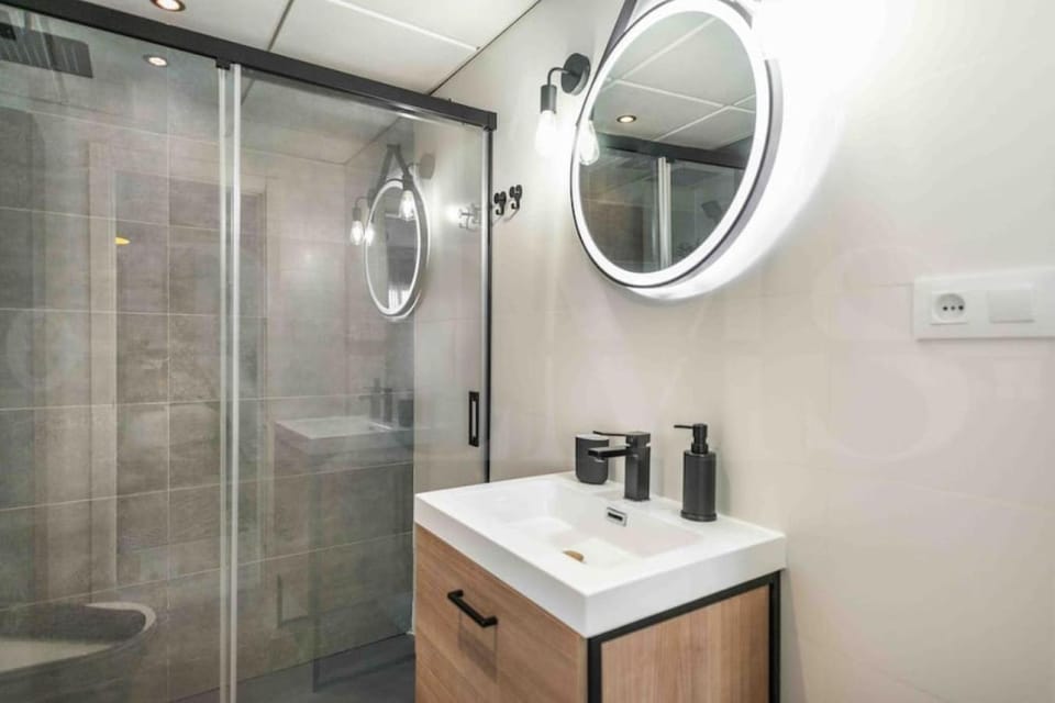 Modern Studio with Private Rooftop Terrace by REMS Apartment in Malaga
