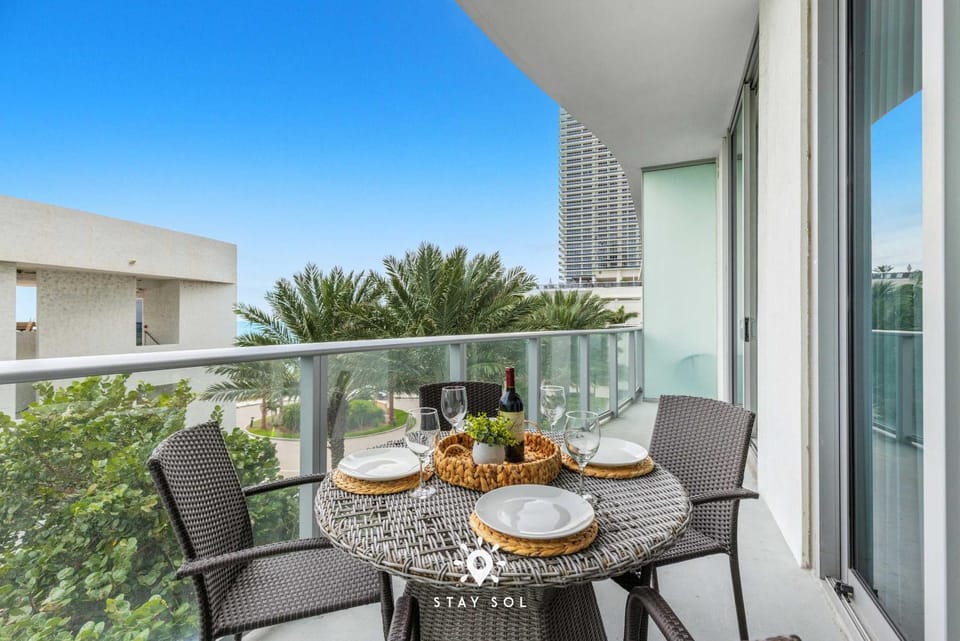 Beachfront Condo - Amazing Pool - Oceanview Balcony Apartment in Hollywood Beach