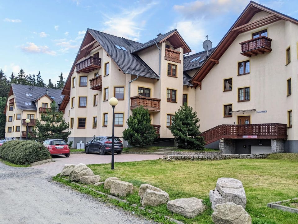 Property building, Natural landscape, Garden, Garden view, Street view, Location, Parking